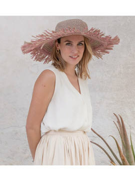 Modelo de Chapeu executado com cor 03 e cor  04 na franja