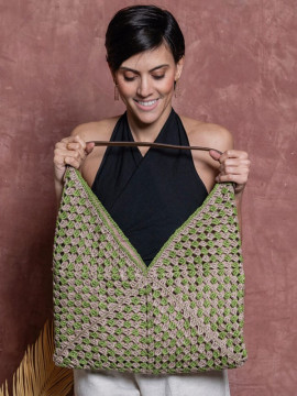 Modelo de bolsa em V em Raffia da DMC duas cores