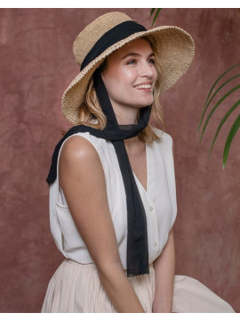 Chapeu em ráfia natural com fita decorativa executado com a cor 32 Natural