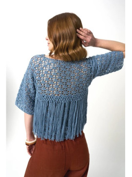 Modelo da blusa rendada executada com a cor 261 da Cotton Wool