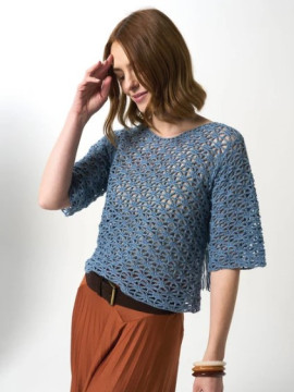 Modelo da blusa rendada executada com a cor 261 da Cotton Wool