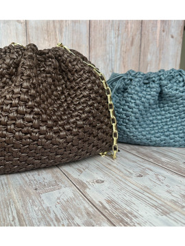 Modelo de bolsa com corrente dourada. Ver modelo 3D