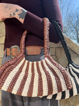 Modelo da carteira riscas ao alto com pega. cores 601 e 612, 300gr de cada. Ver modelo 3D 